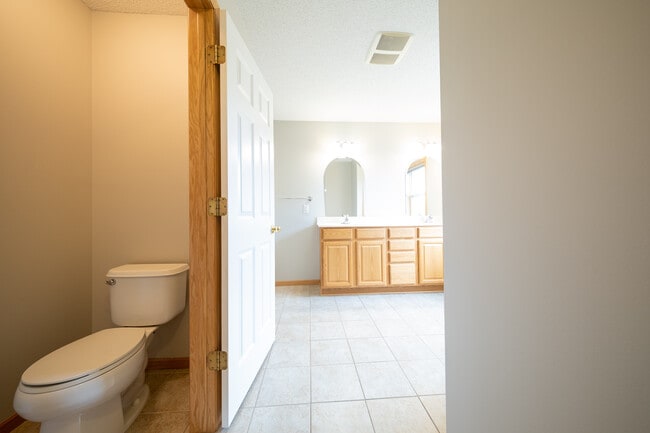 Building Photo - 2692 Vierling Dr E