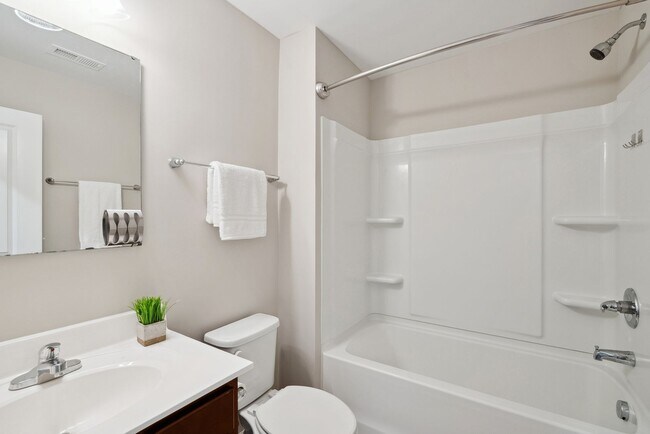 Building Photo - ?Beautifully F?resh Painted Carpetless 4-B...