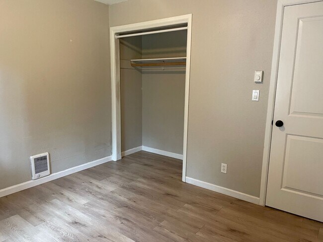 Building Photo - Charming Single-Level Living with Bonus Flex Space & Private Yard