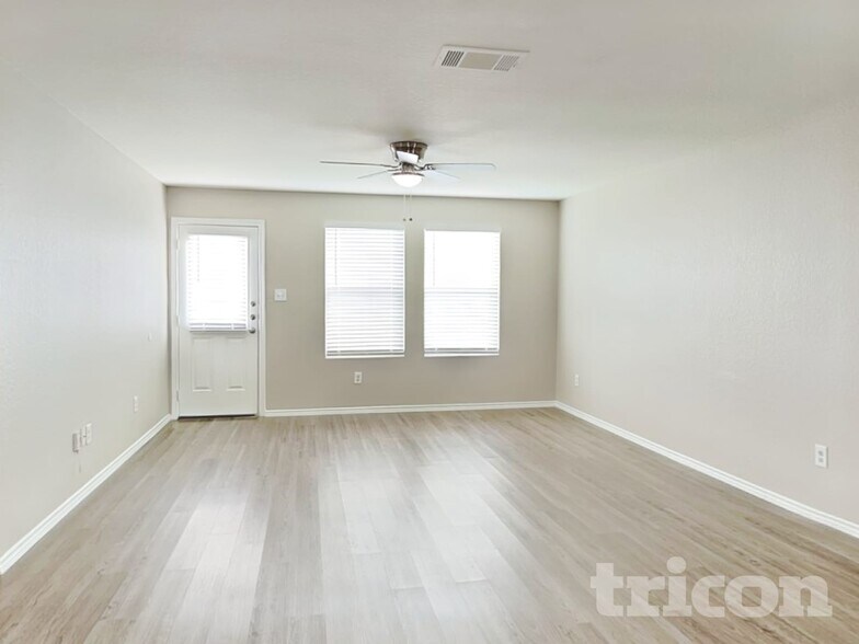 Building Photo - 5118 Everett Loop