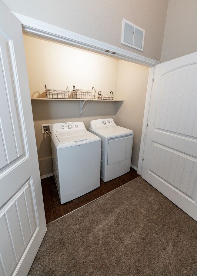 Building Photo - Centrally Located End Unit 3 Bed Townhouse in D20