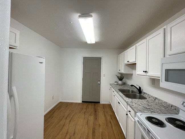 Building Photo - Lake Drive