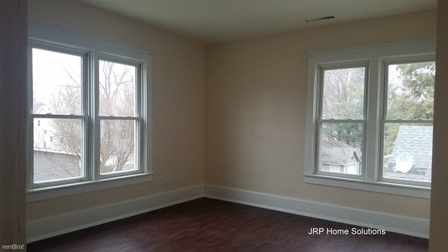 Building Photo - 2 br, 1 bath Triplex - 736 1/2 Carlton Blv...