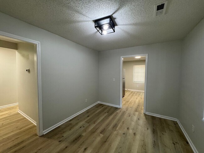 Building Photo - 3bed/2bath freshly renovated home!