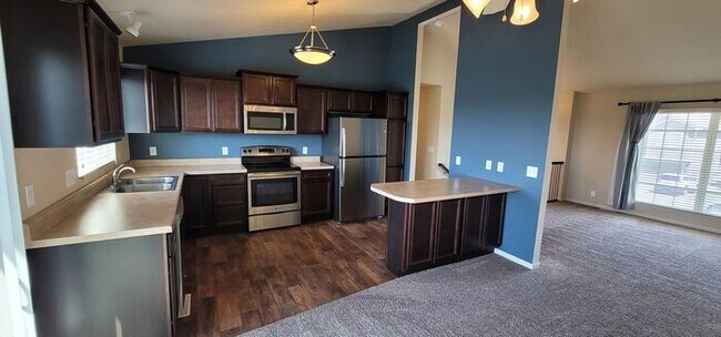 Building Photo - Location, Charm and Comfort!