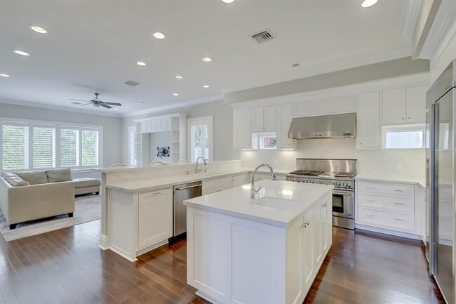 Building Photo - 425 NE 11th Ave