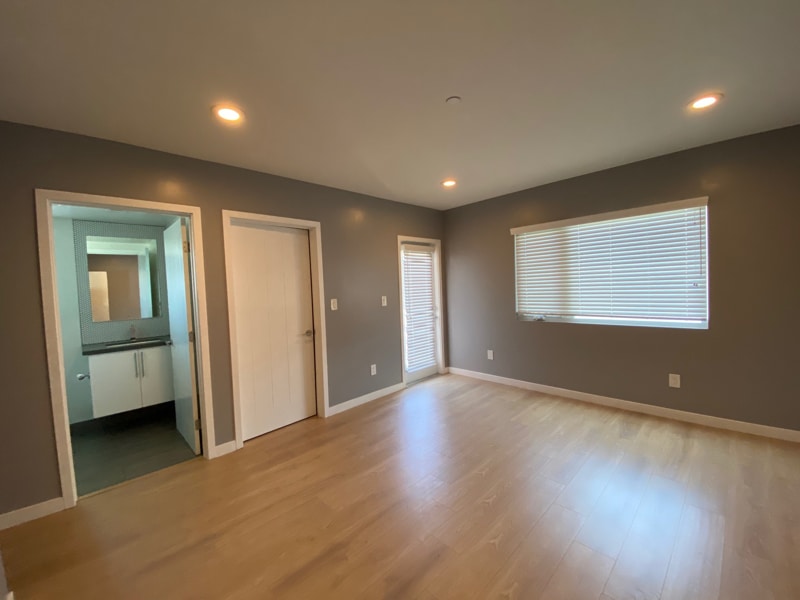 Building Photo - 627 N Mariposa Ave