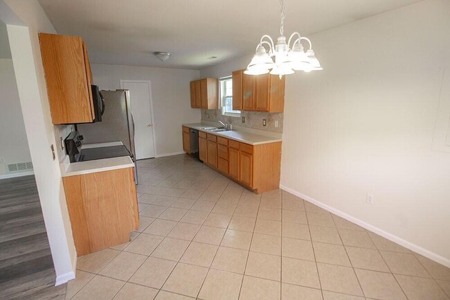 Building Photo - 1603 E Smiley Ln