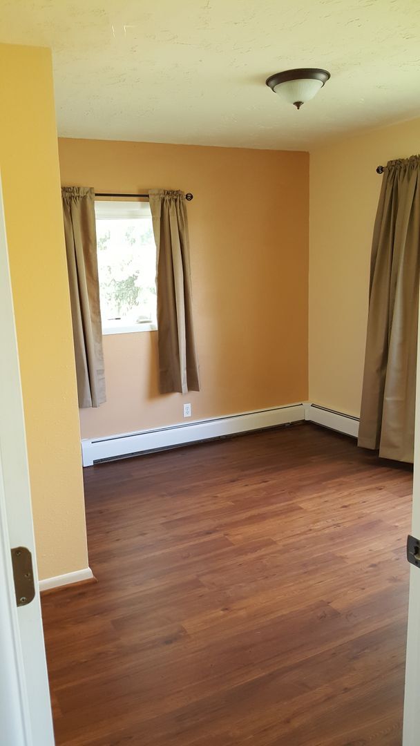 Building Photo - 216 Hemlock St N