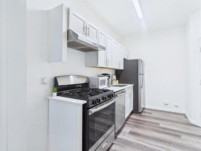 Building Photo - 911 W 22nd St