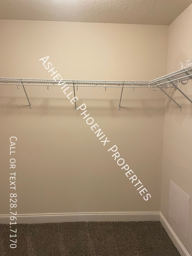 Building Photo - 120 Little Fox Ln