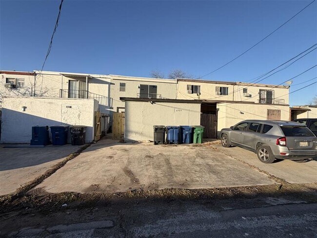 Building Photo - SPACIOUS 3/2.5 TOWN HOME