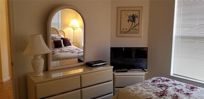Building Photo - 6047 Bahia Del Mar Blvd S