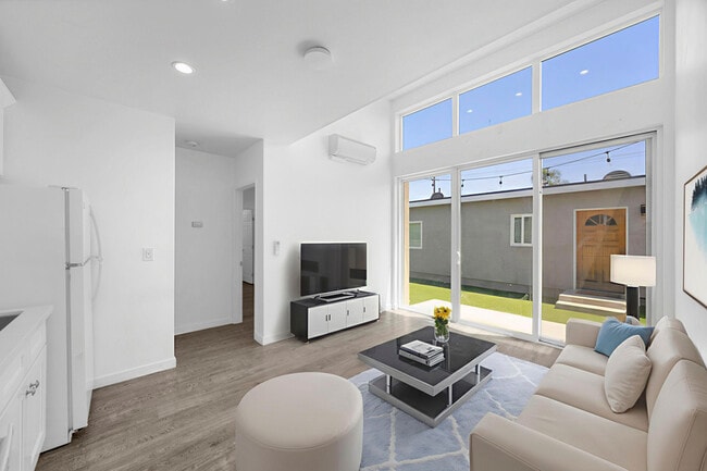 Building Photo - 572 N Cambridge St