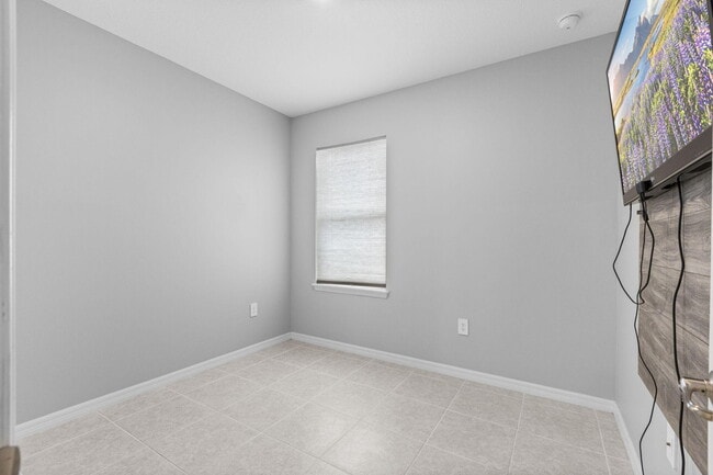 Building Photo - 681 SW Millard Dr