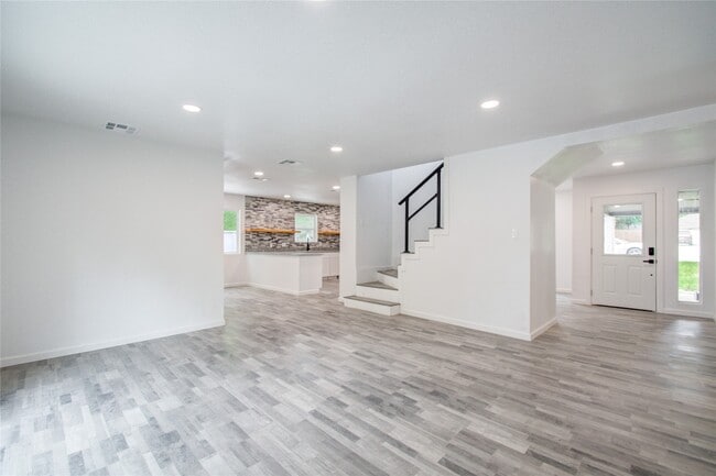 Building Photo - 550 Roanoke Dr