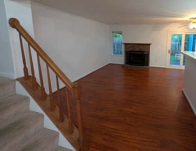 Building Photo - Available August 1, 2026 – Beautiful Townhome in Potomac Hills!