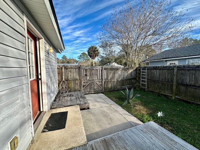 Building Photo - Charming and fully-fenced St. Augustine ho...