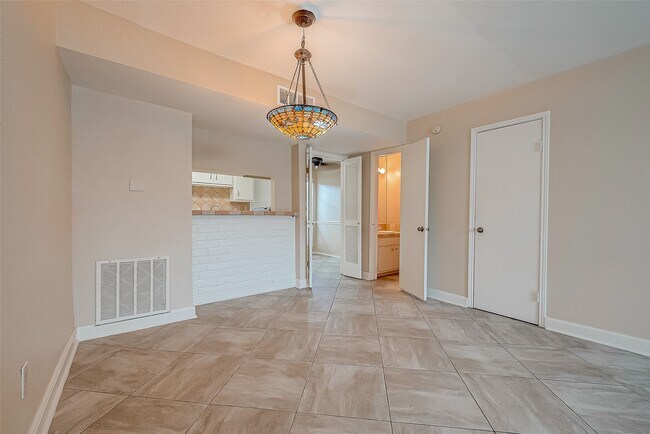 Building Photo - 6410 Del Monte Dr