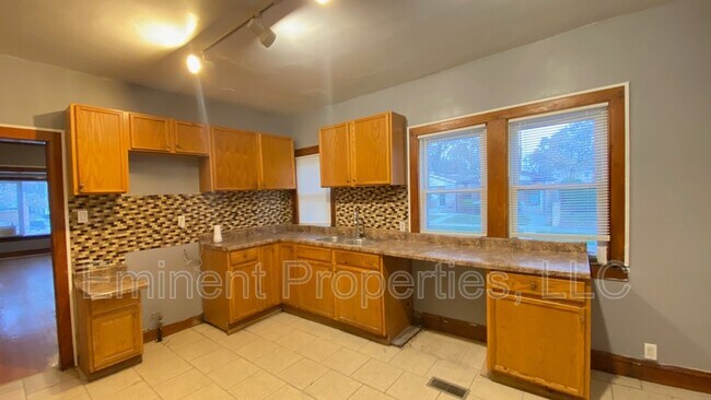 Building Photo - 444 W 98th St