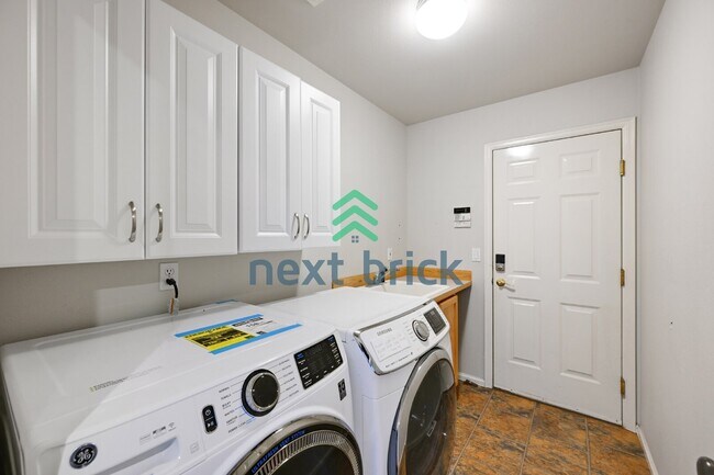Building Photo - Quiet and Spacious 5-Bedroom Haven w/ 2.5 Baths – 2420 Sq Ft of Comfort Awaits!