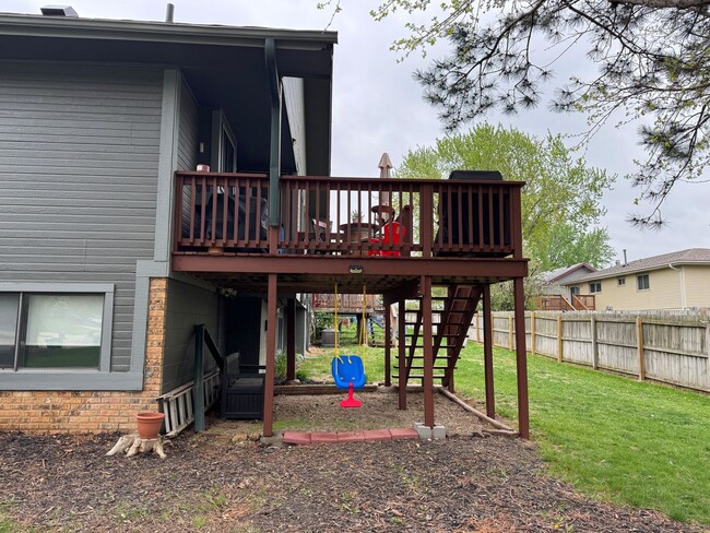 Building Photo - Spacious Corner Townhome with Private Yard...