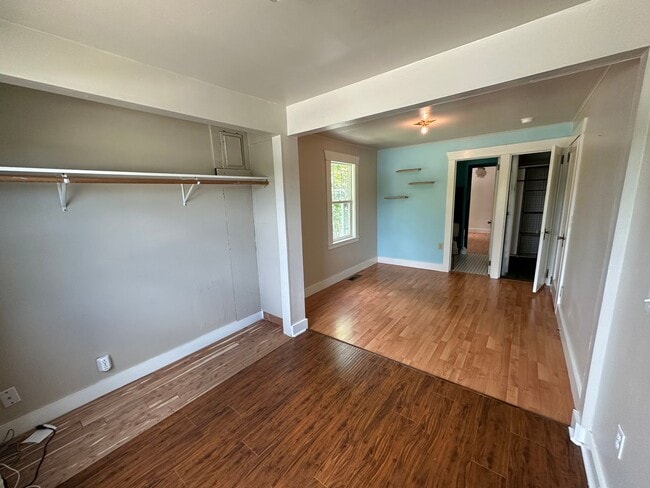 Building Photo - Adorable 2 Bedroom One Bathroom Home Close...