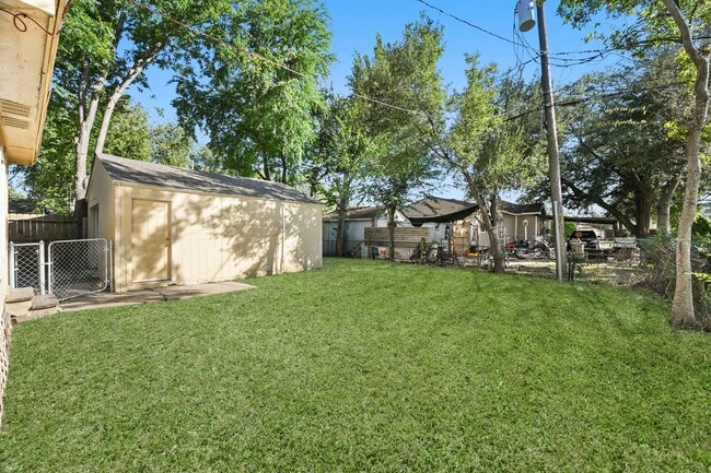 Building Photo - 203 W Hart Ave