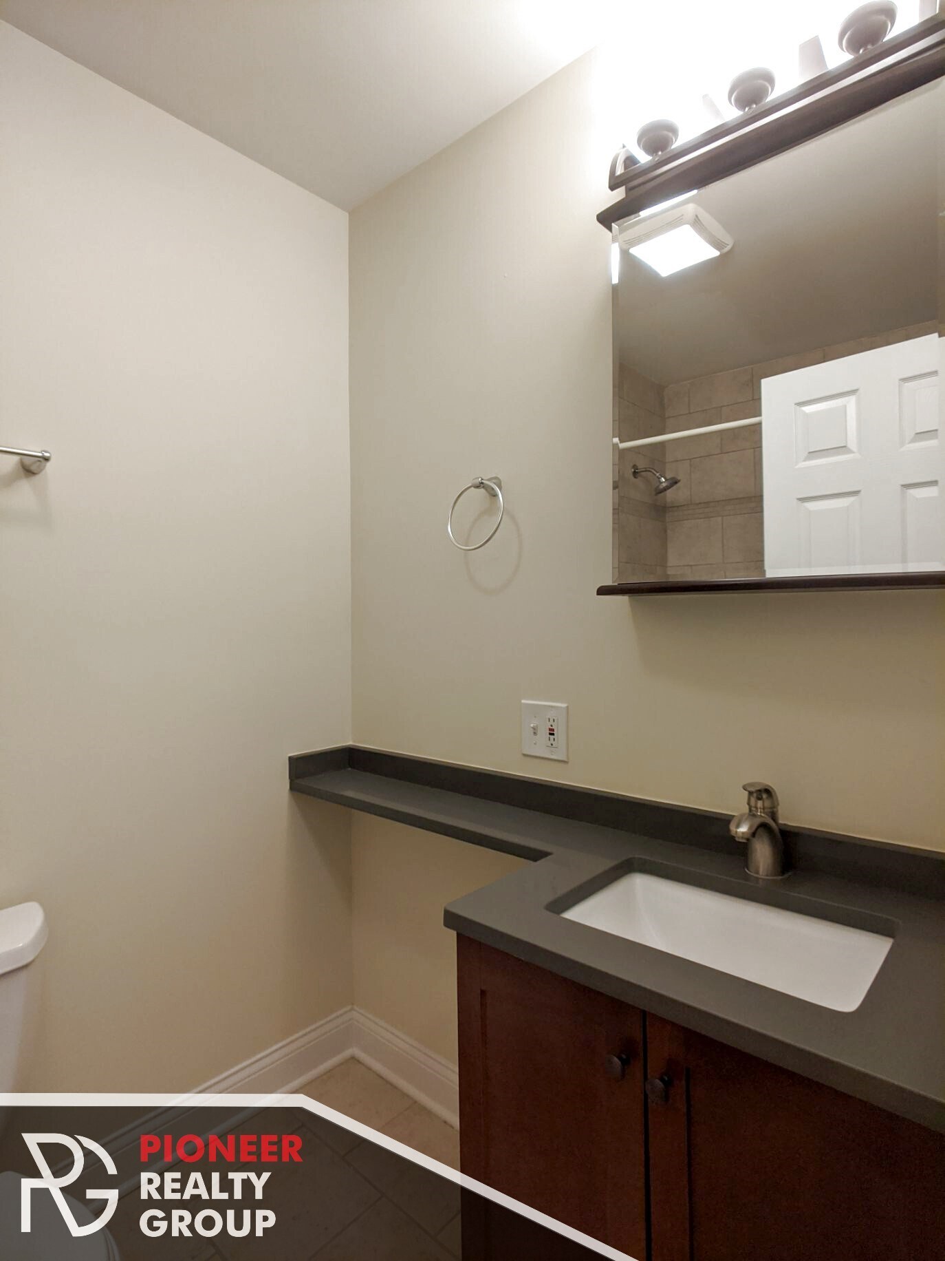 Building Photo - 557 W Arlington Pl