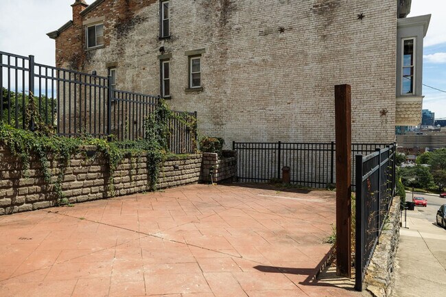 Building Photo - 1354 Broadway