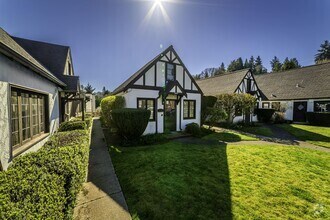 Building Photo - Tudor Style Townhome, Close to UW, Great L...