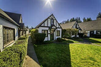 Building Photo - Tudor Style Townhome, Close to UW, Great L...