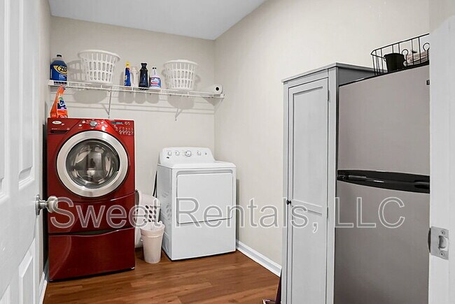 Building Photo - 124 Larkspur Dr