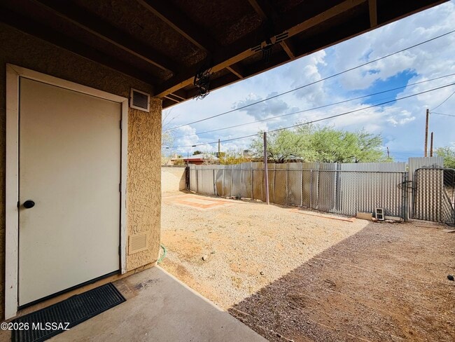 Building Photo - 1028 E Hedrick Dr