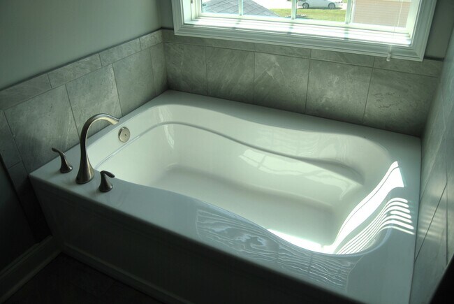 Building Photo - 5797 Highland Grove Dr