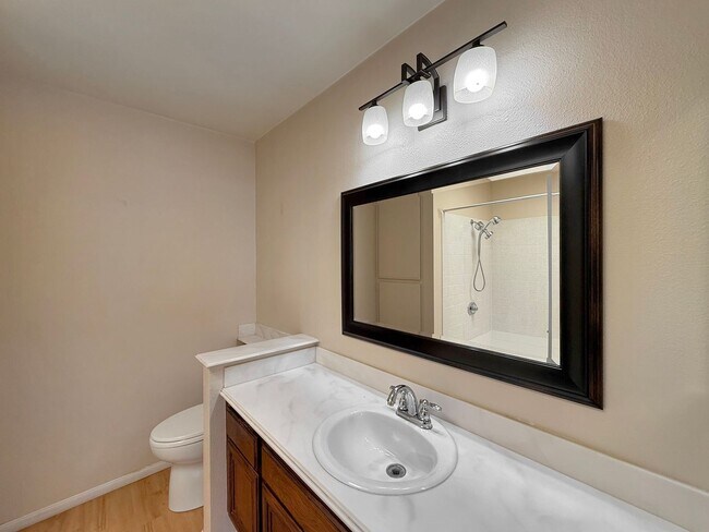 Building Photo - SD: Bright 2BD/2BA Condo in Vista with Community Pool, Private Patio & In-Unit Laundry