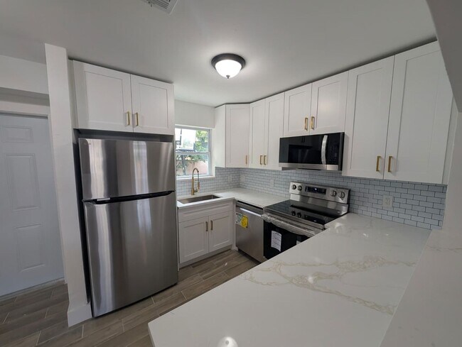 Building Photo - Bright & Updated Rental Near Downtown Fort Lauderdale