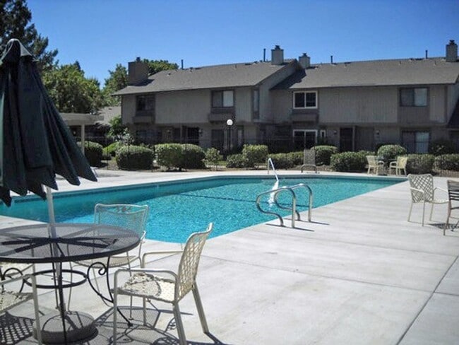 Building Photo - Freshly updated Woodside Park townhouse, close to Fresno State. *Ask about our Move-in Special