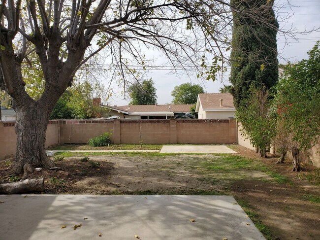 Building Photo - 3 bed/3 bath + LARGE BONUS ROOM and YARD for Assisted Living/Sober Living/Detox/Rehab Facility.