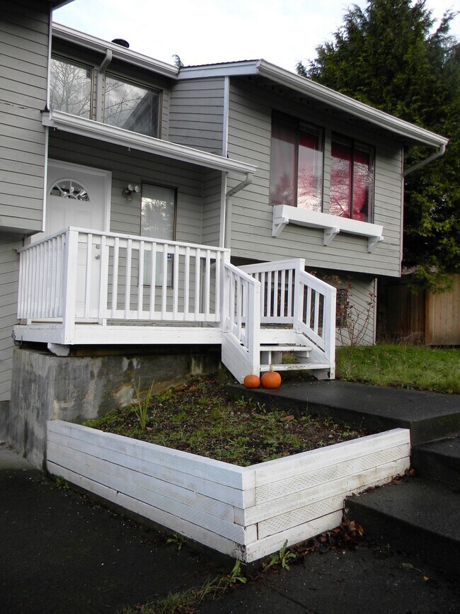 Primary Photo - Beautiful Remodeled 3BR/2.5BA Home in Kent...