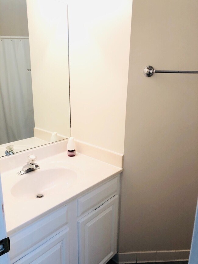 Building Photo - STAFFORD TOWNHOUSE - HANDY TO QUANTICO, SH...