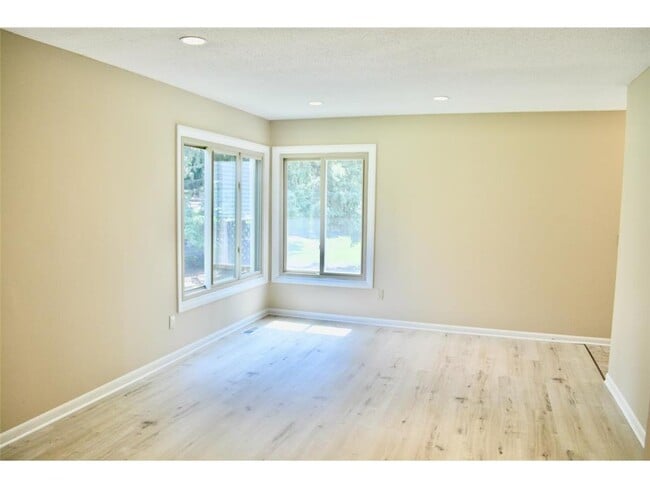 Building Photo - 335 Elan Ct