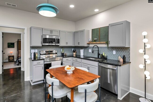 Building Photo - 816 Shull St