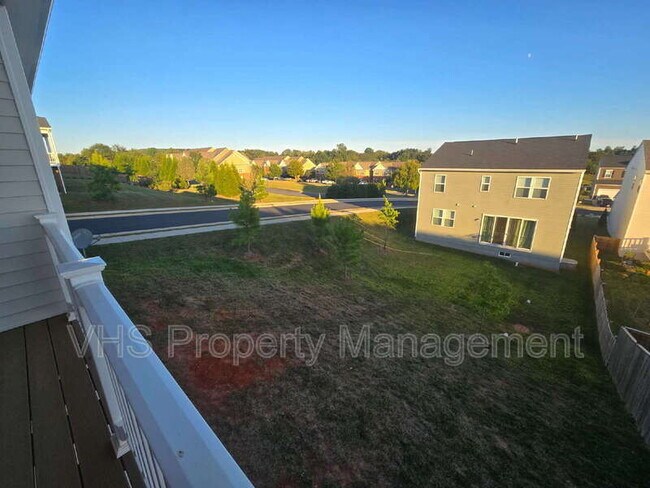 Building Photo - 754 Round Hill Rd