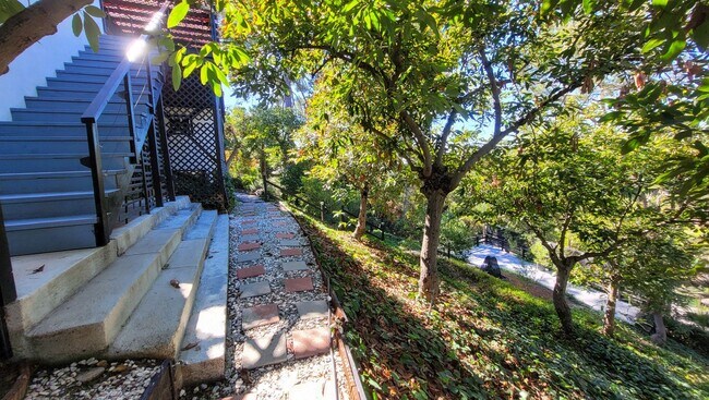 Building Photo - Gorgeous 3 Bed 2 Bath House In Whittier Co...