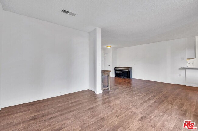 Building Photo - 100 S Doheny Dr