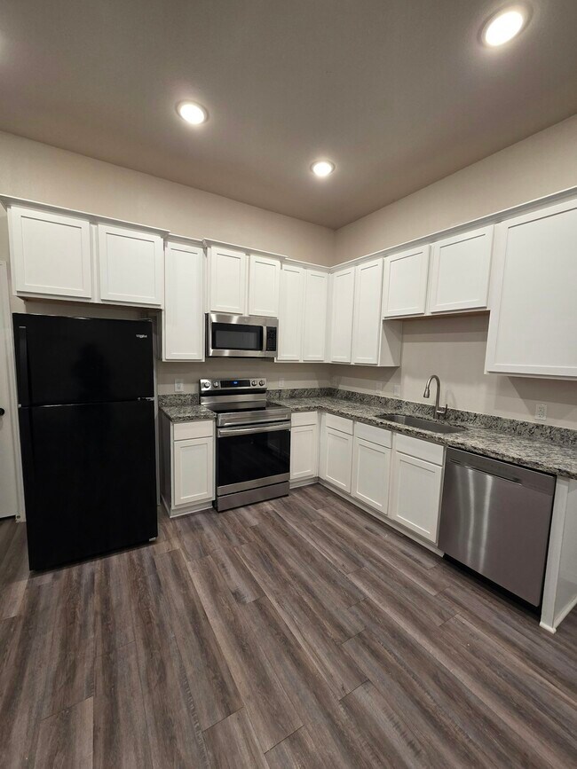 Building Photo - 11726 White Cedar St