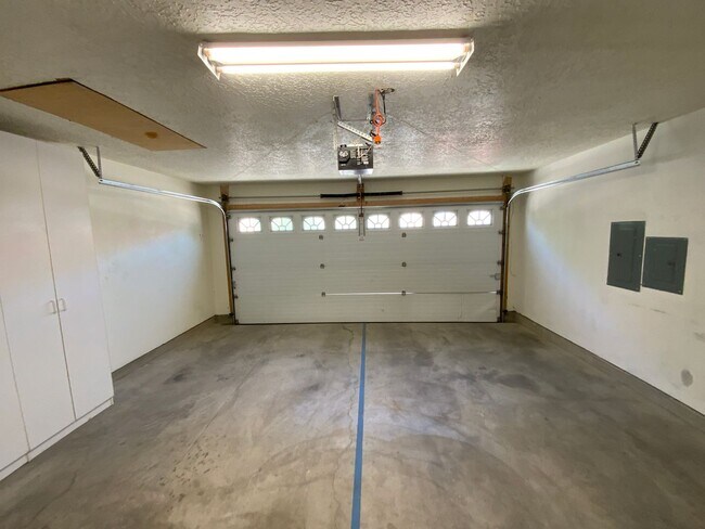 Building Photo - 3 Bedroom Home Available Near Golf Course ...