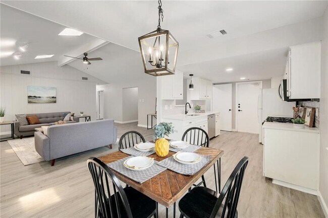 Building Photo - 707 Newcastle Ln