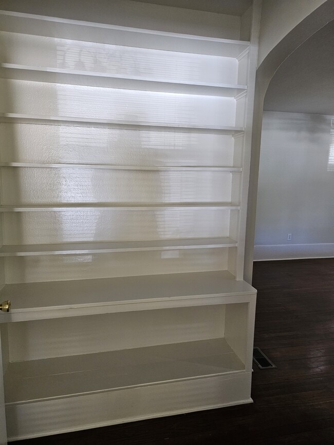 Building Photo - 1222 N Ridge Ave